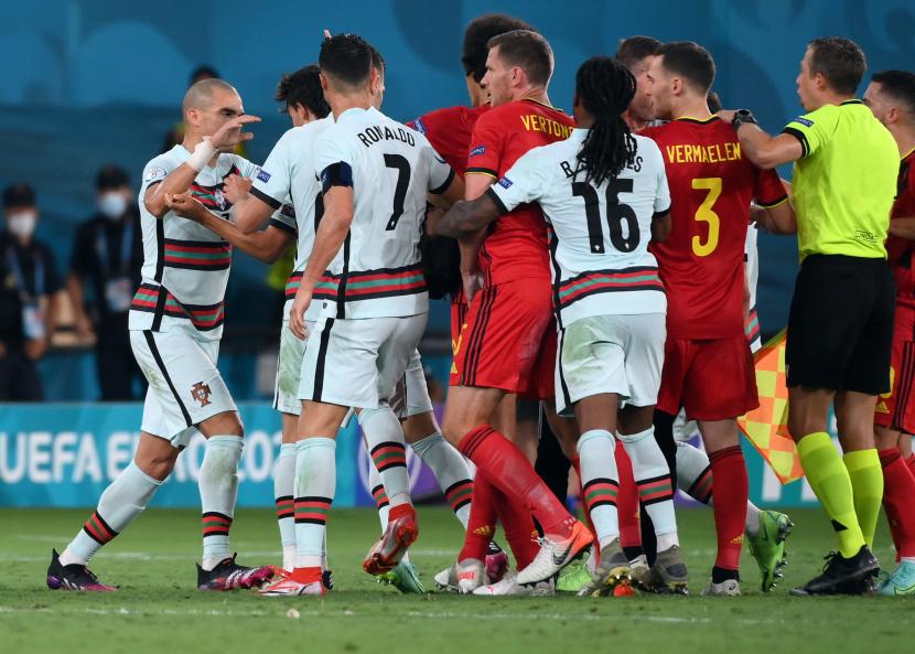 Pepe dari Portugal (kiri) bereaksi dengan pemain selama pertandingan sepak bola babak 16 besar UEFA EURO 2020 antara Belgia dan Portugal di Seville, Spanyol, 27 Juni 2021.