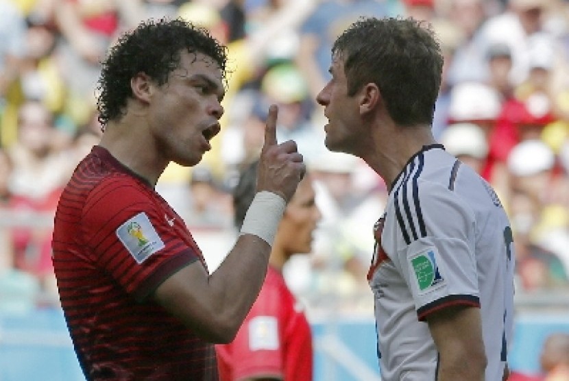 Pepe marah kepada Thomas Mueller.