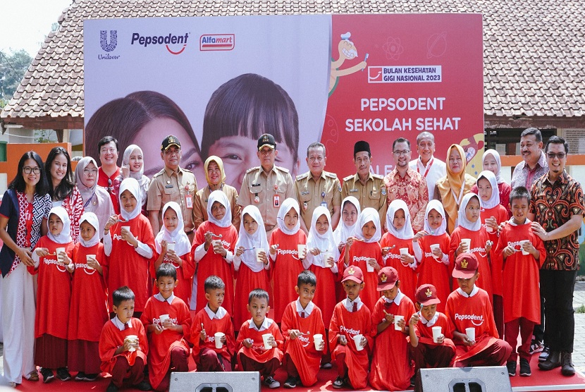 Pepsodent dan Alfamart berkolaborasi melalui Program Pepsodent Sekolah Sehat Bersama Alfamart. Tujuan besar program ini adalah penanaman praktik kebersihan gigi dan mulut yang baik pada anak-anak Indonesia serta mengembangkan Perilaku Hidup Bersih dan Sehat (PHBS).