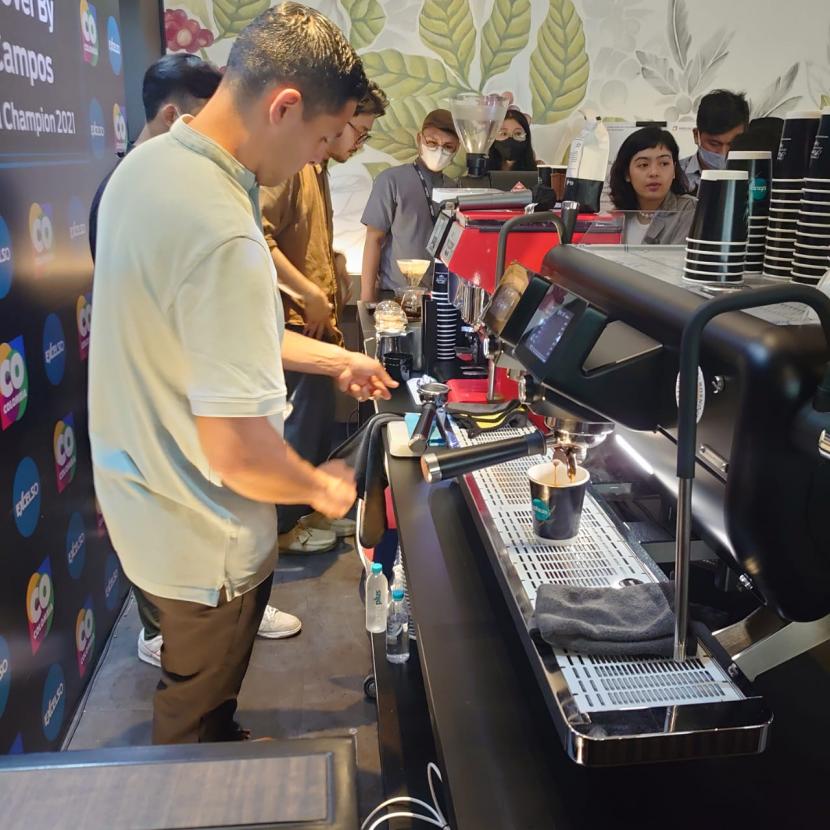 Peracik kopi asal Kolombia Diego Campos mengolah biji kopi di Colombian Coffee Experience. 