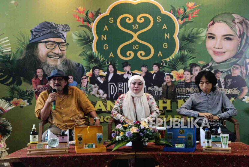 Peracik Sanga-Sanga Bambang Pranoto (memakai topi) didampingi ahli dan praktisi herbal Riva Effrianti menggelar jumpa pers, Senin (11/5/2025) di Bali.