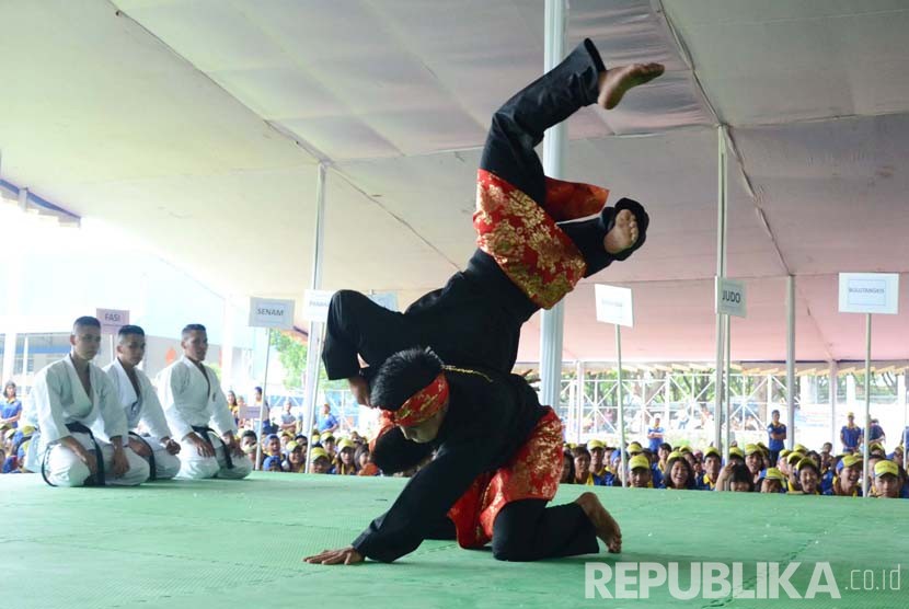 Peragaan atlet silat menampilkan teknik bertarung pada Apel Besar Pelatda PON XIX dan Peparnas XV 2016, di Lapangan Pajajaran, Kota Bandung, Jumat (22/1). (Republika/Edi Yusuf)