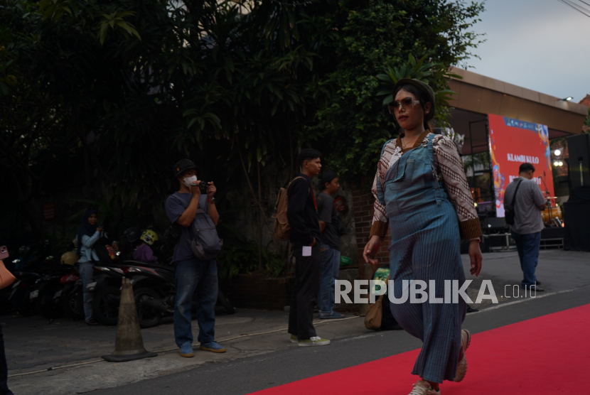 Peragaan Busana bertajuk Fashion on The Street (FOS) Prawirotaman 2025 sukses menarik perhatian warga dan wisatawan di sepanjang Jalan Prawirotaman, Yogyakarta, Jumat, (22/8/2025).