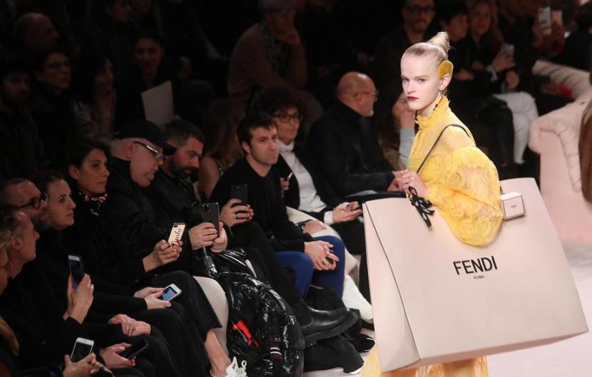 Peragaan busana Fendi di Milan Fashion Week, Februari 2020. 