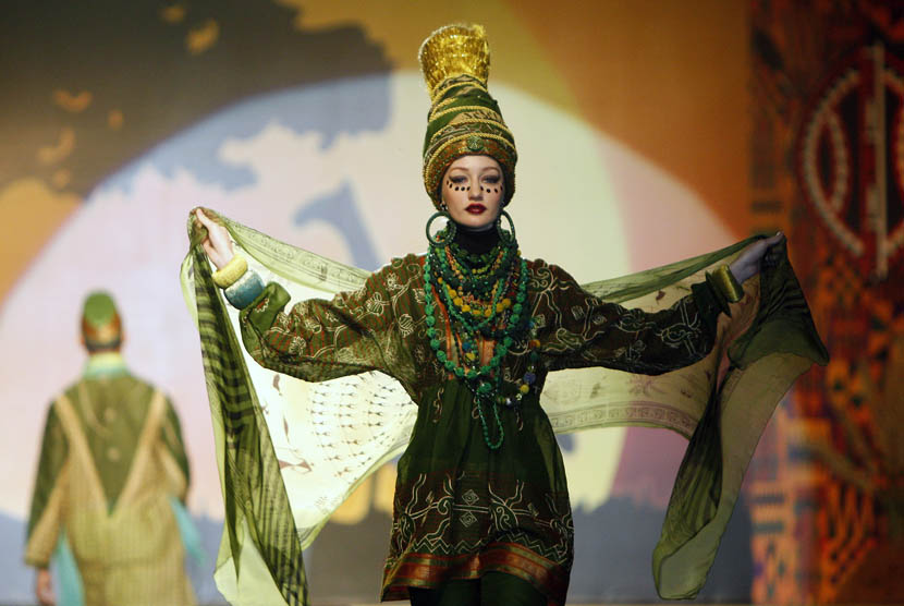  Peragaan busana karya perancang Paul Robb dalam Festival Fashion Islam di Kuala Lumpur, Senin (5/11).     (AP/Lai Seng Sin)