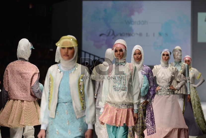 Peragaan busana Muslim koleksi Dian Pelangi di Jakarta Fashion Week tahun ini.