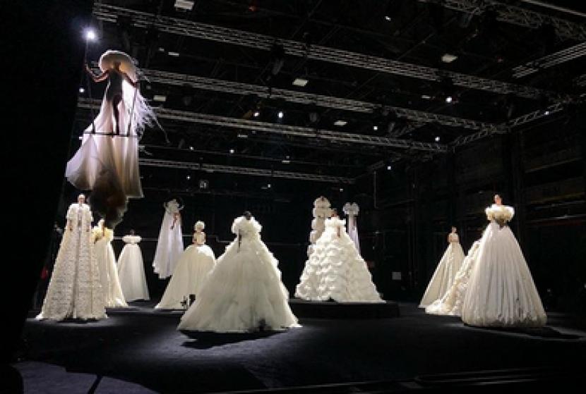 Peragaan busana rumah mode Valentino untuk Fall 2020 Couture digelar di Cinecitta Studios, Roma, Italia, Selasa (21/7).