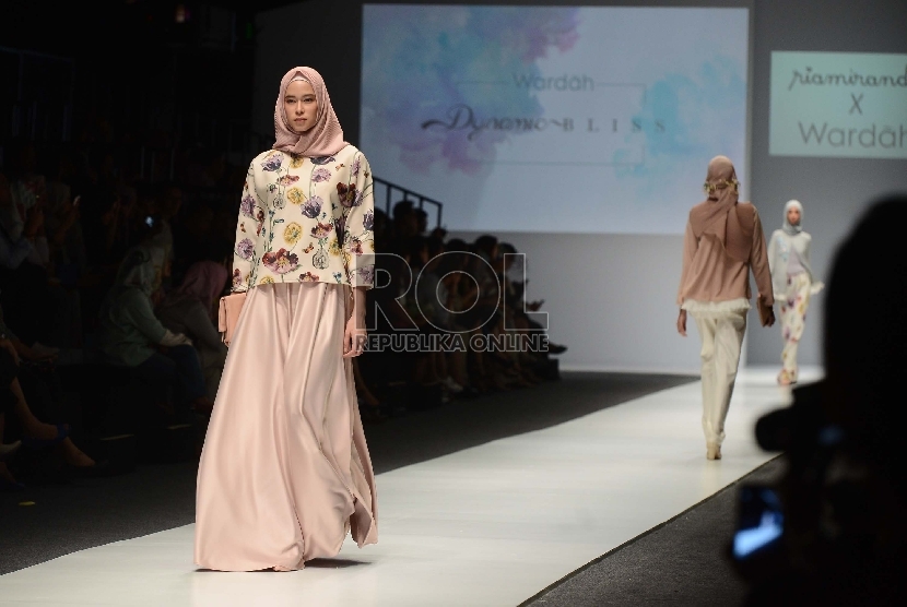 Peragaan busana yang didesain oleh Ria Miranda di Jakarta Fashion Week yang digelar di Senayan City, Jakarta, Ahad (25/10). 