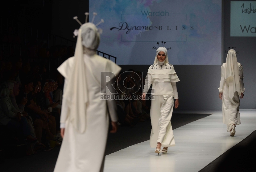 Peragaan busana yang didesain oleh Zaskia Sungkar di Jakarta Fashion Week yang digelar di Senayan City, Jakarta, Ahad (25/10). 