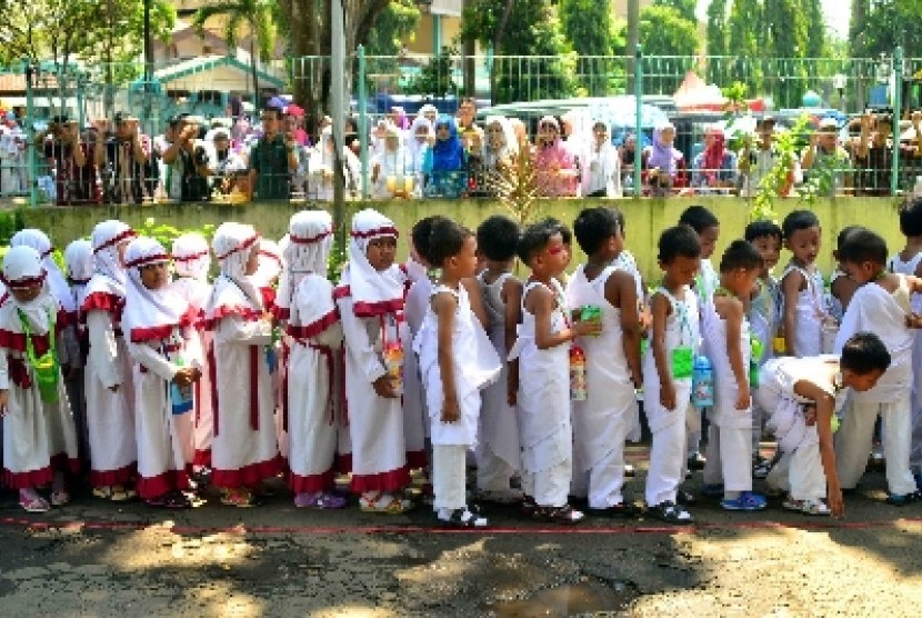 Peragaan manasik haji anak-anak.