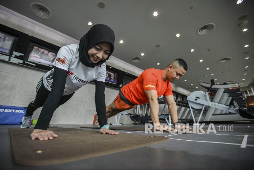  Peragawan memeragakan full plank di arena kebugaran Fitness First cabang Kemang Village, Jakarta Selatan, Senin (12/6/2018). Olahraga dengan menggunakan beban badan sendiri juga bisa dilakukan di rumah.
