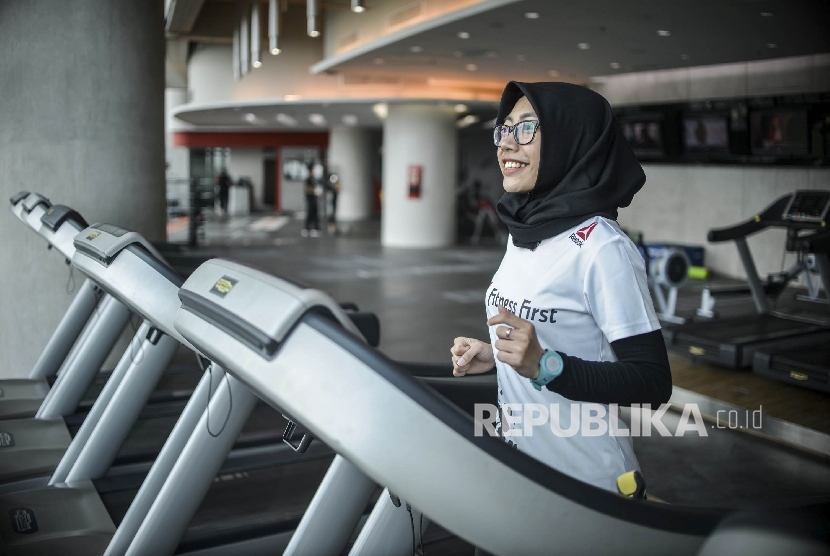  Peragawan memeragakan jogging di arena kebugaran Fitness First cabang Kemang Village, Jakarta Selatan, Senin (12/6).
