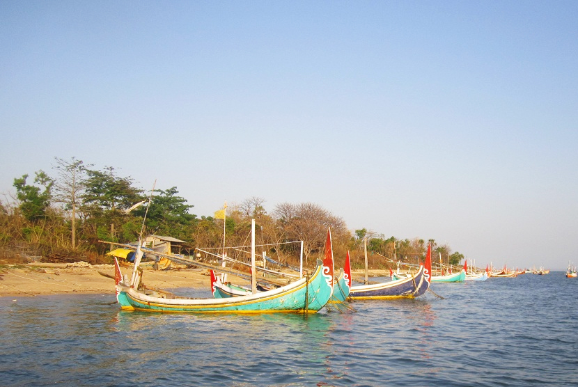 Perahu berjejer di Gili Iyang.