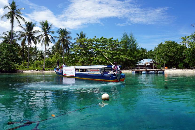 Perahu berlabuh di Pulau Soop, Kota Sorong, Papua Barat. Mendagri Tito Karnavian sebut pemekaran akan mempercepat pembangunan Papua Barat Daya