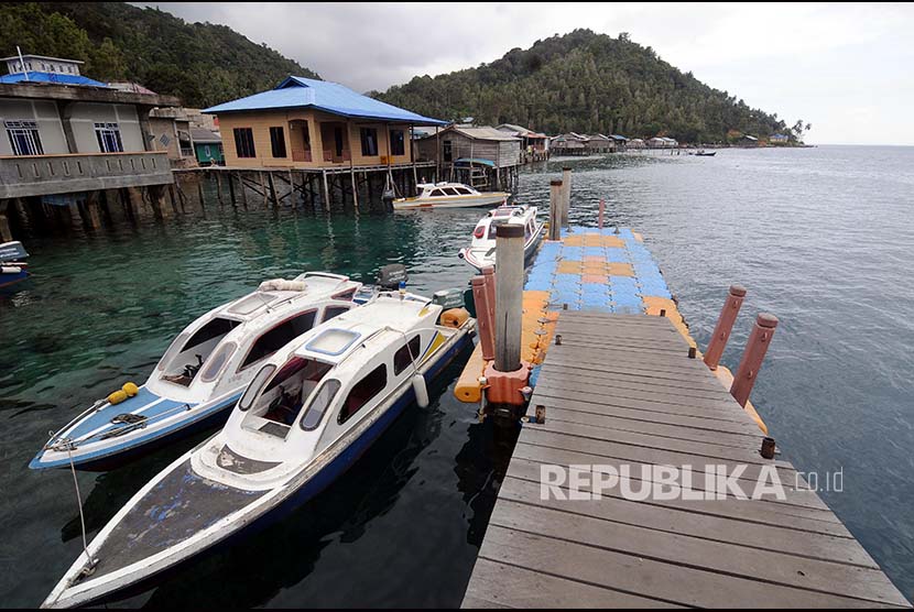 Perahu cepar bersandar di dermaga pelabuhan Matak di Kepulauan Anambas