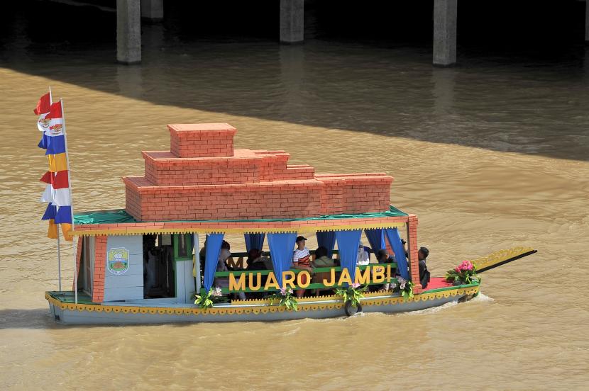 Jasa Perahu Penyeberangan Sungai Brantas Tulungagung Terdampak Banjir (ilustrasi).