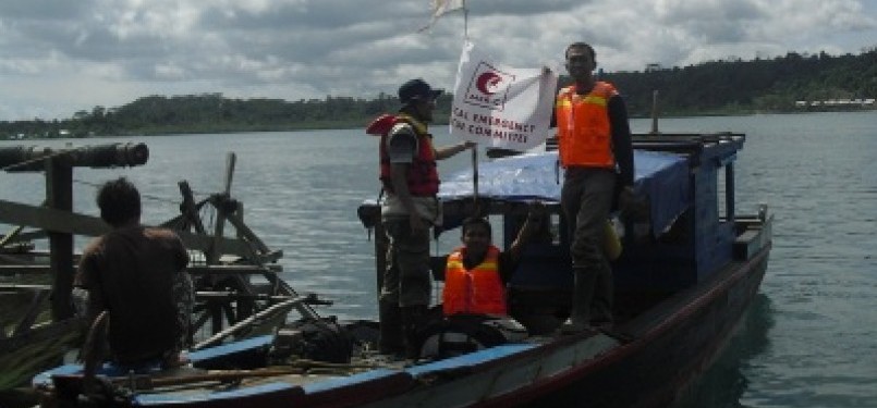 Perahu kayu sewaan yang dijadikan mobile clinic.