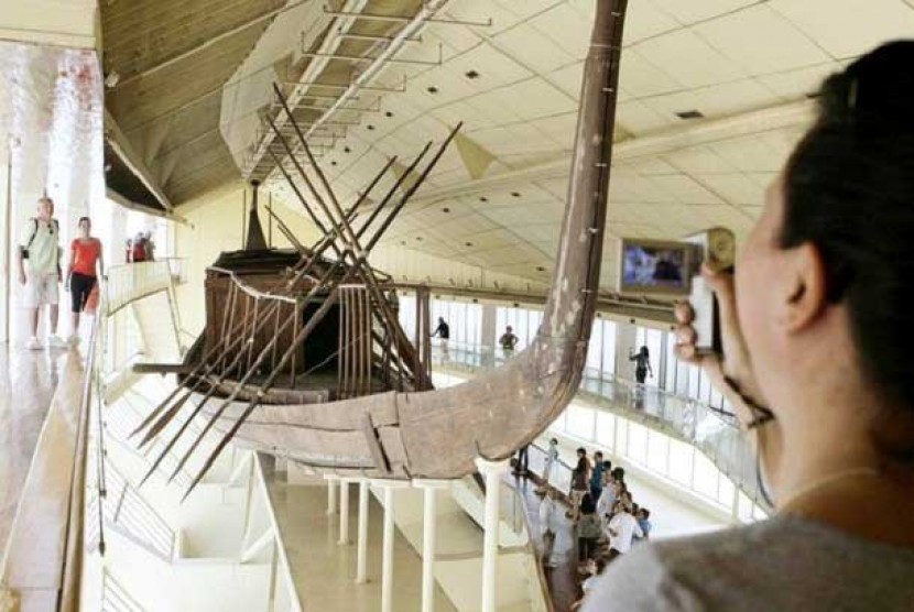 Perahu Matahari milik Firaun Khufu yang di pamerkan 2008 silam.