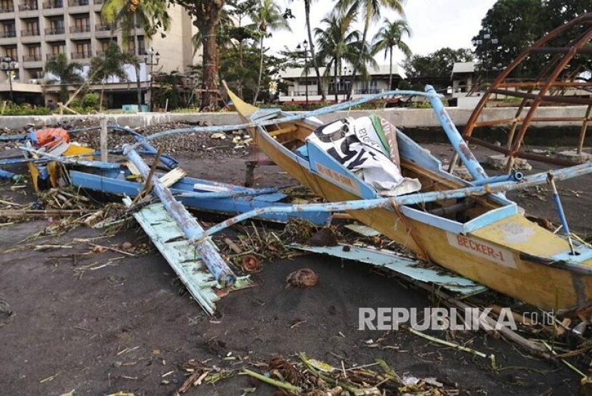 Perahu nelaya yang rusak akibat badai Phanfone di tepian pantai Ormoc City, Filipina. Korban jiwa akibat topan dahsyat di Filipina hingga kini mencapai 47 orang.