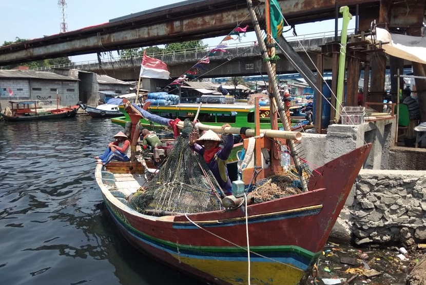 Perahu nelayan bersandar di Kampung Cilincing, Jakarta Utara.
