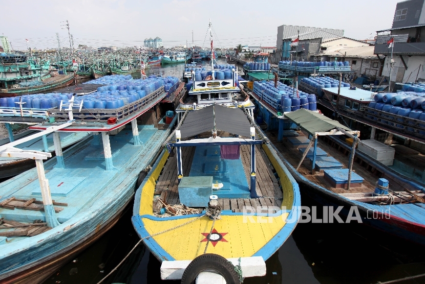  Perahu Nelayan besandar di kampung nelayan Muara Angke, Jakarta Utara, Kamis (29/6). 