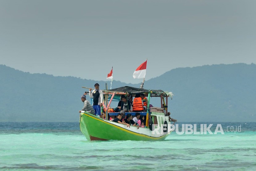 Perahu nelayan kepulauan Karimunjawa yang sekaligus berfungsi sebagai sarana transportasi penghubung antar pulau dan transportasi bagi wisatawan. Bagi warga Pulau Parang, Kecamatan Karimunjawa, Kabupaten Jepara.