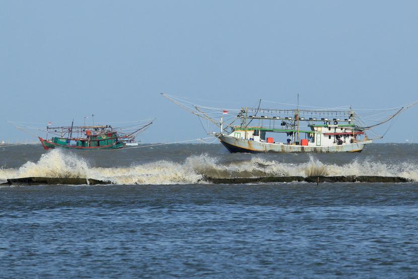 Perahu nelayan lego jangkar di sekitar pantai karena angin yang kencang  (ilustrasi) 