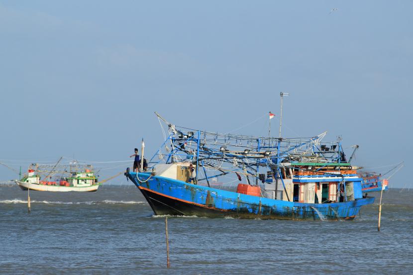 Perahu nelayan lego jangkar di sekitar perairan Karangsong, Indramayu, Jawa Barat, Jumat (5/2). Pandemi covid-19 memaksa juragan kapal di wilayah tersebut menjual kapal milik mereka.