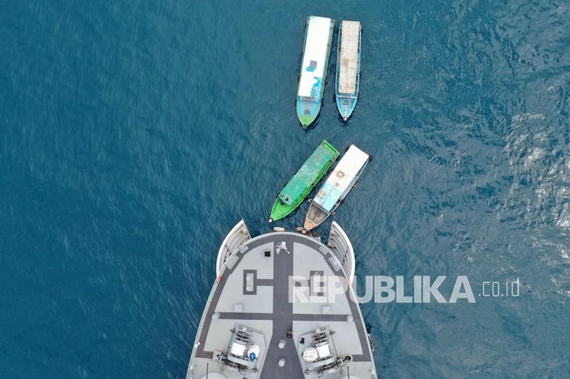 Perahu nelayan yang membawa warga Pulau Pramuka dan Pulau Panggang merapat ke haluan KRI Teluk Youtefa-522 yang lego jangkar saat Operasi Serbuan Vaksinasi Masyarakat Maritim di Perairan Kepulauan Seribu, Jakarta, Jumat (23/7/2021). Sebanyak 1.200 vaksin COVID-19 disiapkan TNI AL untuk warga Kepulauan Seribu sebagai salah satu upaya penanganan COVID-19.