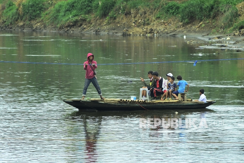 Perahu penyebrangan membawa anak sekolah menyebrangi Sungai Citarum, di Desa Andir, Kecamatan Baleendah, Kabupaten Bandung. ilustrasi