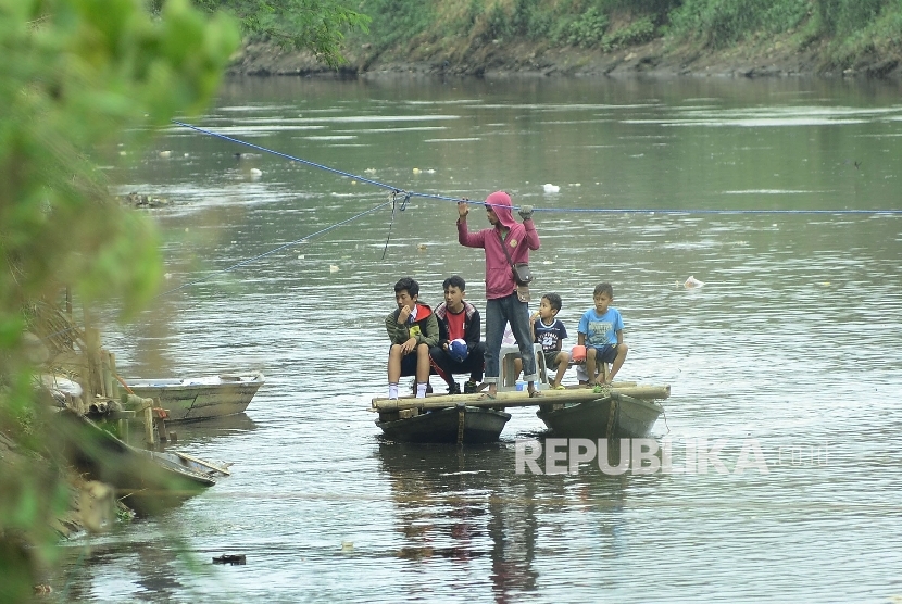 Anak sekolah menyebrangi sungai untuk tiba di sekolahnya yang jauh (ilustrasi) 