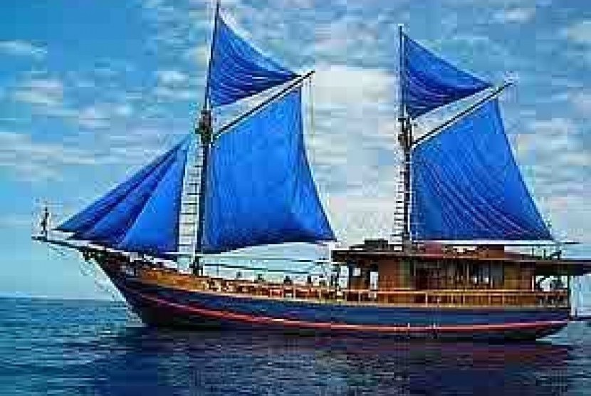 Phinisi ship.