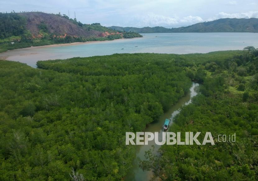 Perahu wisata berada di hutan mangrove kawasan wisata Mandeh, Kabupaten Pesisir Selatan, Sumatera Barat, Ahad (26/9/2021). Gubernur Sumatera Barat (Sumbar), Mahyeldi, mengatakan pihaknya sudah melakukan evaluasi libur lebaran tahun 2022 untuk perbaikan menyambut lebaran 2023. 