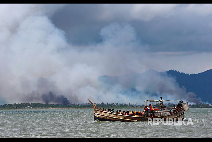 Perahu yang sarat dengan pengungusi Rohingya menuju daratan perairtan Teluk Bengal, di Shah Porir Dwip, Bangladesh, Selasa (11/9)