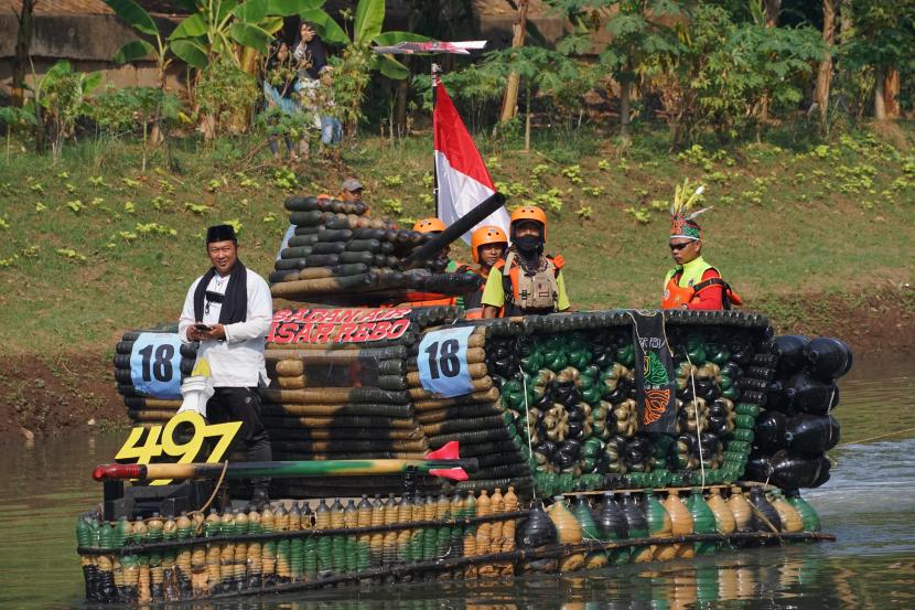 Perahu yang terbuat dari sampah plastik melaju di Kanal Banjir Timur, Jakarta Timur, Sabtu (27/7/2024). Kegiatan Festival Cinta Lingkungan untuk memperingati Hari Sungai Nasional.