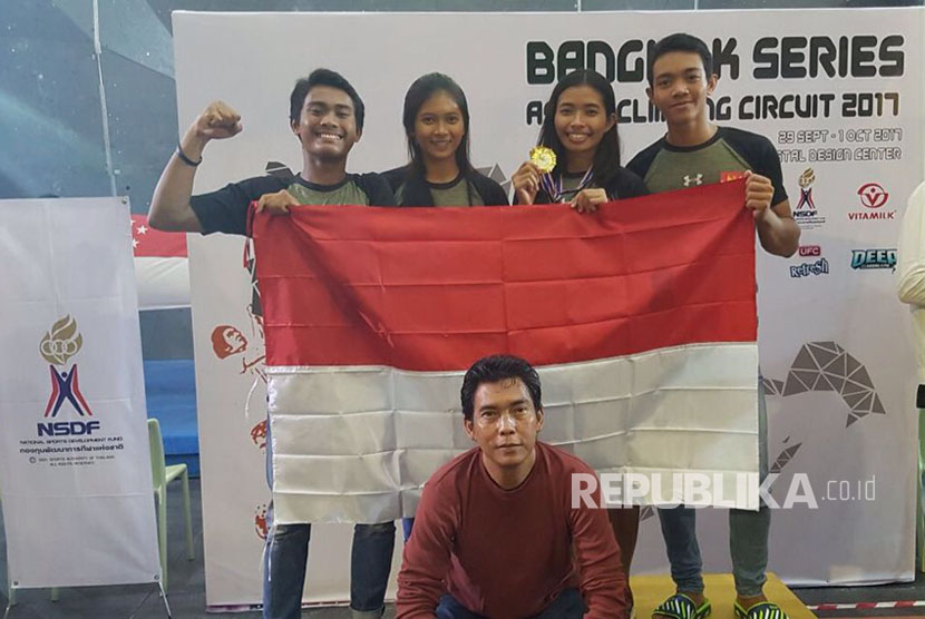 Peraih emas Kejuaraan Bangkok Series ASEAN Climbing Circuit 2017, Fitria Hartani (kedua dari kiri) bersama Karisma Ragil Rakasiwi, Kiromal Katibin, dan Jasmico Pamumade serta Kepala Biro Pembinaan Usia Dini PP FPTI, Kuntono Halim.