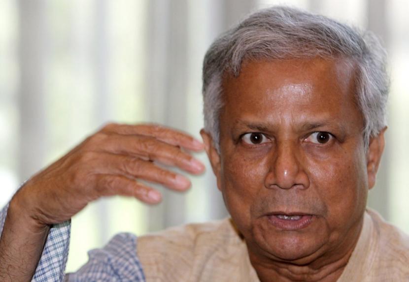 Peraih hadiah Nobel Mohammed Yunus. Pioner mikro kredit, Grameen Bank ini divonis enam bulan penjara atas pelanggaran UU Tenaga Kerja di Bangladesh.