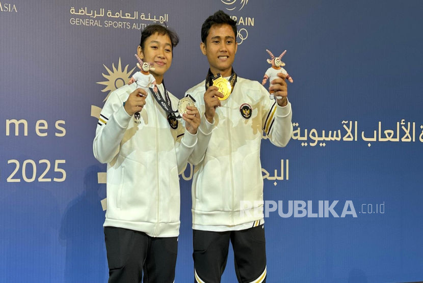 Peraih medali cabang emas pencak silat ajang Asian Youth Games (AYG) Bahrain 2025 Furgon Habbil Winata (kanan) bersama peraih perak Qiken Dwi Tata Olifia.