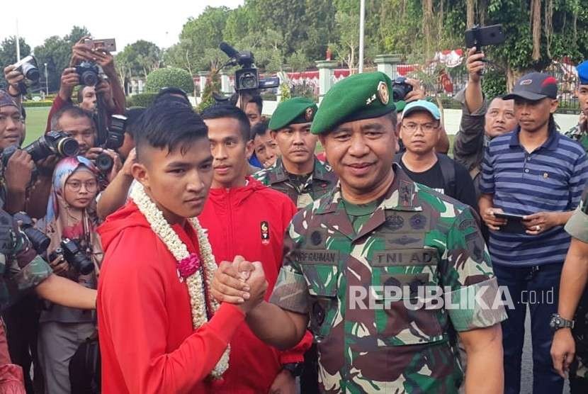 Peraih medali emas Asian Games 2018 cabang olahraga karate, Serda TNI Rifky Ardiansyah Arrosyid disambut meriah saat kembali ke Surabaya, Kamis (30/8). 