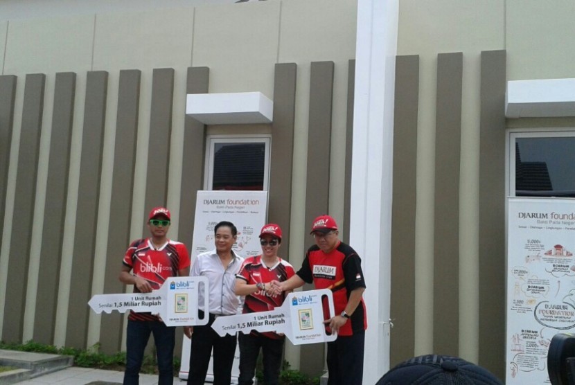 Peraih medali emas Olimpiade 2016, Tontowi Ahmad dan Liliana Natsir menerima secara simbolis kunci rumah di kawasan Semarang, Jateng. Pemberian rumah merupakan salah satu bonus karena meraih medali emas.