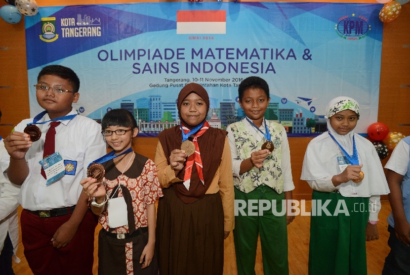 Peraih medali perak mata pelajaran sains dalam ajang Olimpiade Matematika dan Sains se-Indonesia (OMSI) 2016 yang diadakan di Kota Tangerang, Banten, Jumat (11/11).