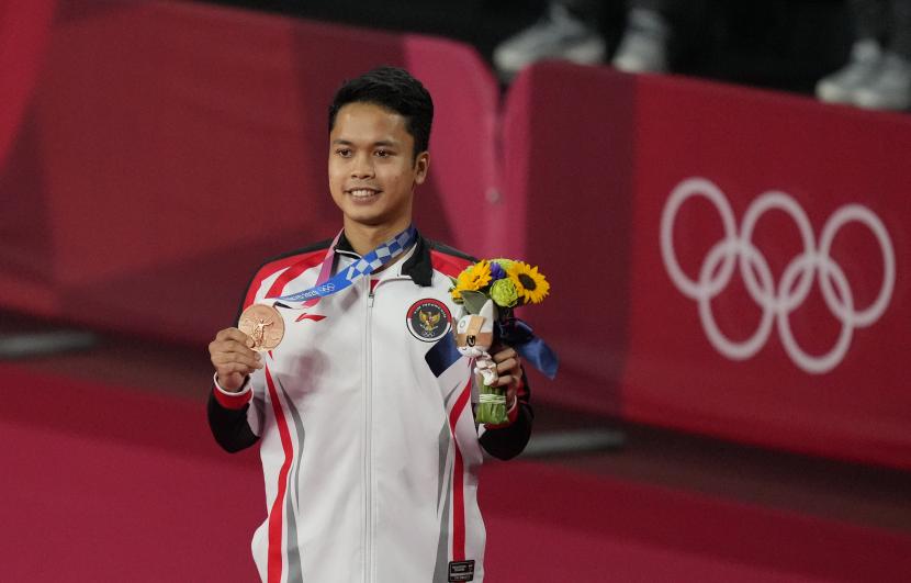 Peraih medali perunggu Anthony Sinisuka Ginting dari Indonesia merayakan saat upacara medali bulu tangkis tunggal putra pada Olimpiade Musim Panas 2020, Senin, 2 Agustus 2021, di Tokyo, Jepang.