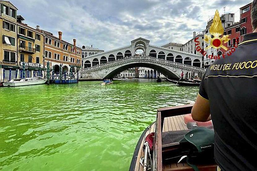 Perairan kanal utama Venesia di daerah dekat jembatan Rialto berubah menjadi hijau neon