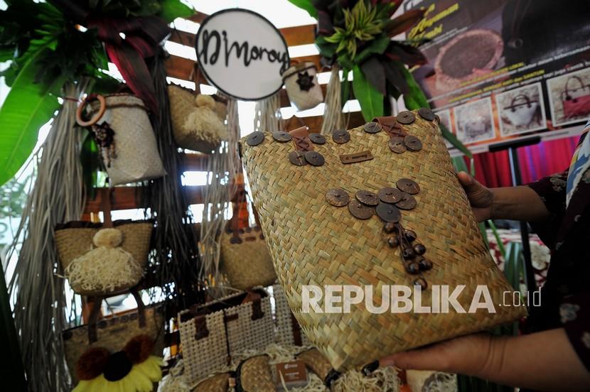 Perajin anyaman daun pandan menunjukkan koleksi tas miliknya yang dijual saat Pameran UMKM Perempuan di Telanaipura, Jambi, Sabtu (19/3/2022). Pemerintah Provinsi Jambi mendorong kehadiran M-Bloc Market menjadi pasar kelontong modern yang dapat berperan mengakomodasikan pasar sekaligus meningkatkan daya saing produk UMKM di daerah itu.