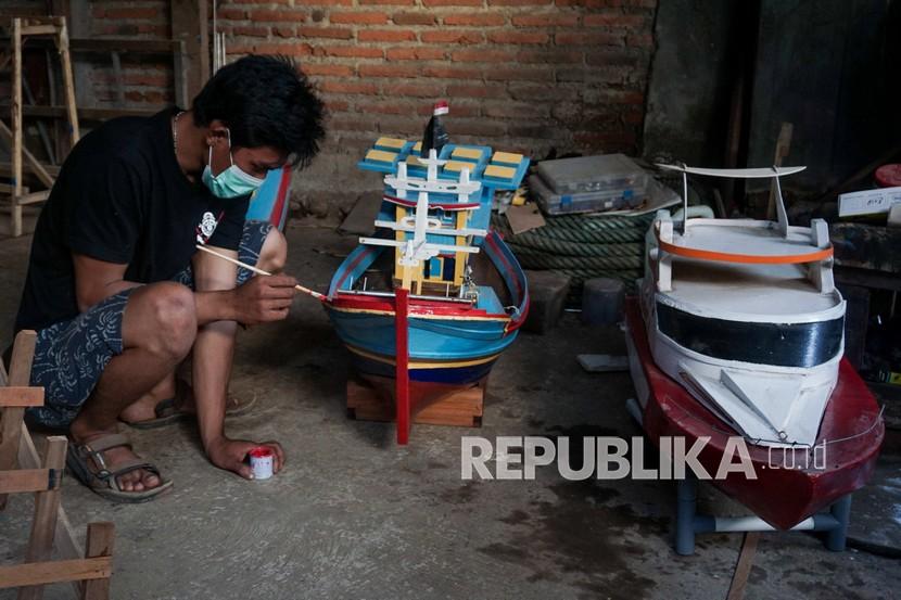 Perajin dari Komunitas RC Batang memproduksi miniatur kapal di Kabupaten Batang, Jawa Tengah, Kamis (16/12/2021). Miniatur kapal yang dioperasikan menggunakan 