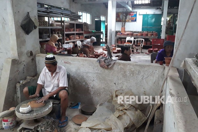 Perajin keramik di galeri keramik Kartika Mustika Kecamatan Klampok Kabupaten Banjarnegara sedang beraktivitas membuat keramik bebahan baku tanah lempung putih. 