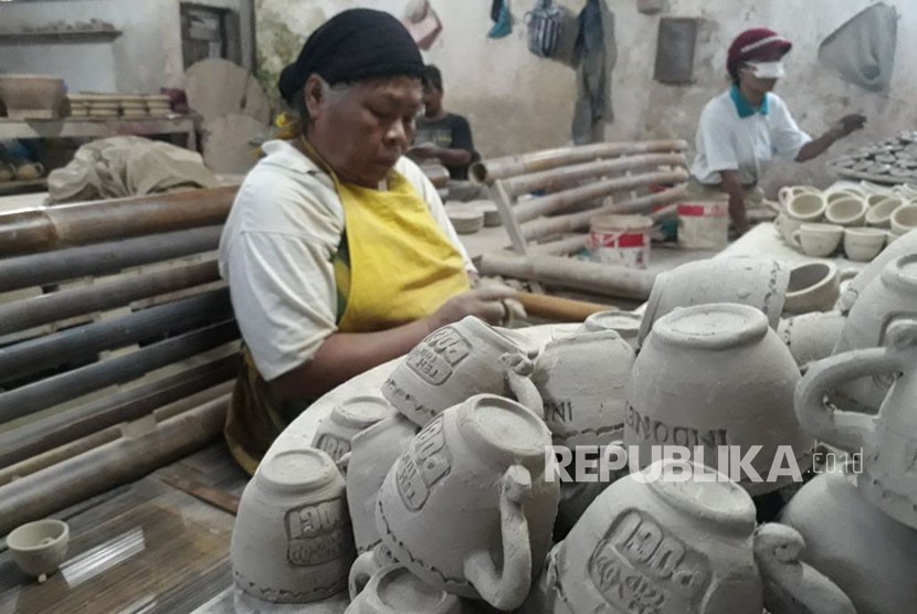 Perajin keramik di galeri keramik Kartika Mustika Kecamatan Klampok Kabupaten Banjarnegara sedang beraktivitas membuat keramik bebahan baku tanah lempung putih. 