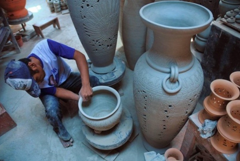 Perajin Keramik Lokal disulitkan dengan keramik impor ilegal.