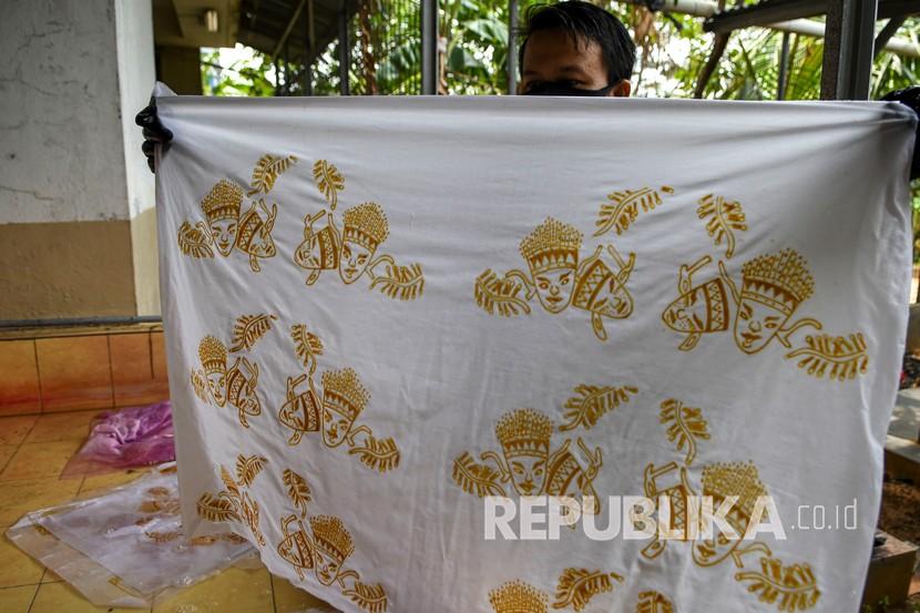 Perajin melakukan proses pewarnaan batik (ilustrasi). Industri batik didorong menerapkan praktik ramah lingkungan.