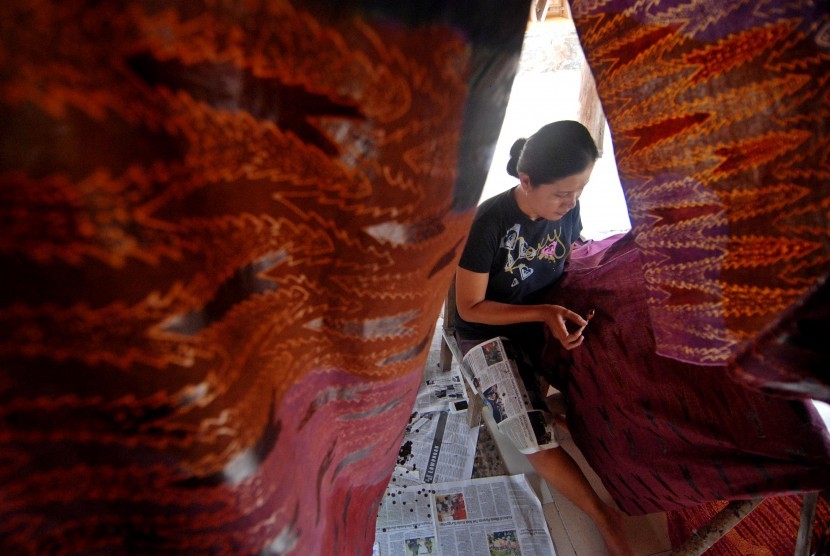 Perajin membatik kain di rumah industri batik Penggaron, Ungaran, Kabupaten Semarang, Senin (14/3). 